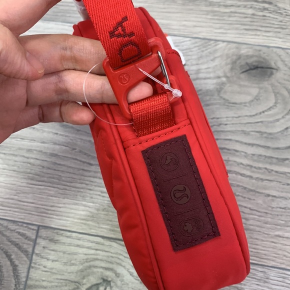 NWT💗🆕 Lululemon Future Legacy Crossbody Bag red - Picture 4 of 9